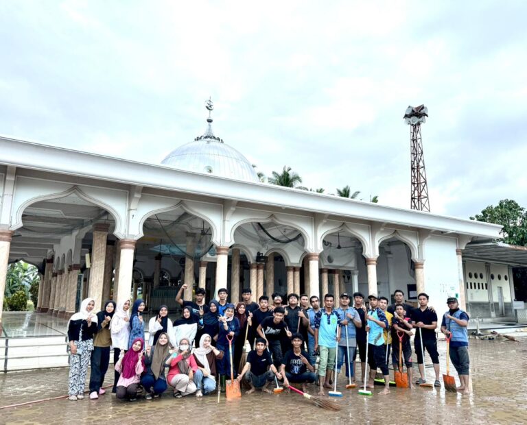Mahasiswa Pidie Jaya Gelar Aksi Membersihkan Mesjid, Dukung Pemulihan Pasca Bencana