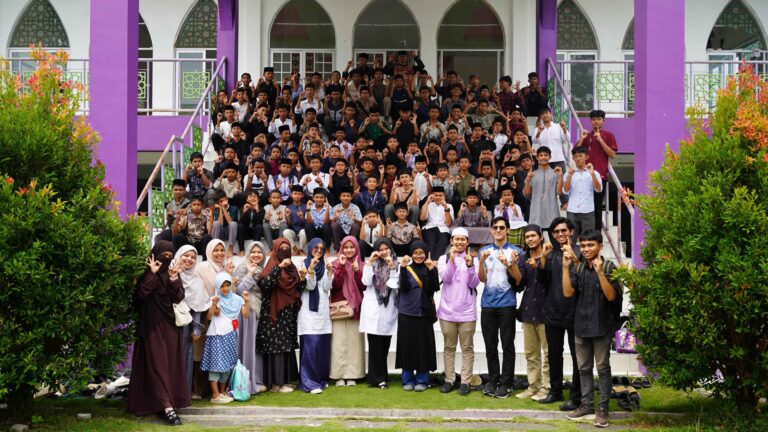 Bangun Kepercayaan Diri Santri, Mahasiswa Lokal dan Internasional UIN Ar-Raniry Gelar English Confidence Day di Pesantren MSBS Jantho