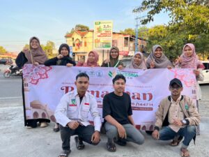 Sinergi Bareng Yakesma, KAMMI Banda Aceh Distribusikan Ratusan Takjil di Simpang BPKP