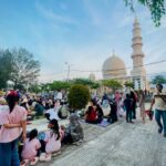 Taman Masjid Haji Keuchik Leumiek Dipadati Warga Menjelang Berbuka Puasa