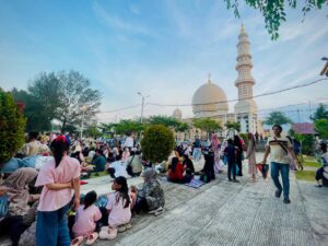 Taman Masjid Haji Keuchik Leumiek Dipadati Warga Menjelang Berbuka Puasa