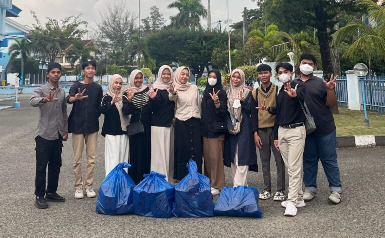 Youth Ranger Aceh Salurkan Takjil untuk Pengendara Menjelang Berbuka Puasa