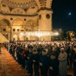 Hidupkan Malam Ramadan, Umat Muslim Raih Keutamaan Shalat Tarawih Berjamaah