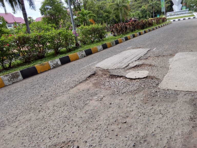 Untuk Kenyamanan Mahasiswa, UIN Ar-Raniry Tindaklanjuti Keluhan Jalan Berlubang