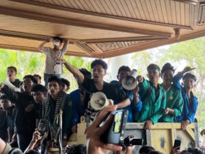 Demo Tolak Pergub No. 2 JKA Berujung Ricuh, Aparat Diduga Lakukan Kekerasan