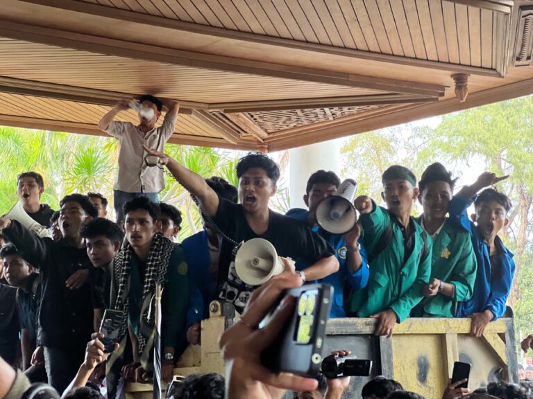 Demo Tolak Pergub No. 2 JKA Berujung Ricuh, Aparat Diduga Lakukan Kekerasan