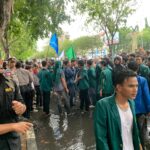 Diguyur Hujan, Disemprot Air, Massa Aksi Tetap Bertahan di Depan Kantor Gubernur