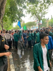 Diguyur Hujan, Disemprot Air, Massa Aksi Tetap Bertahan di Depan Kantor Gubernur