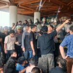 Demo Tolak Pergub JKA Jilid III Memanas, Massa dan Aparat Chaos di Depan Kantor Gubernur