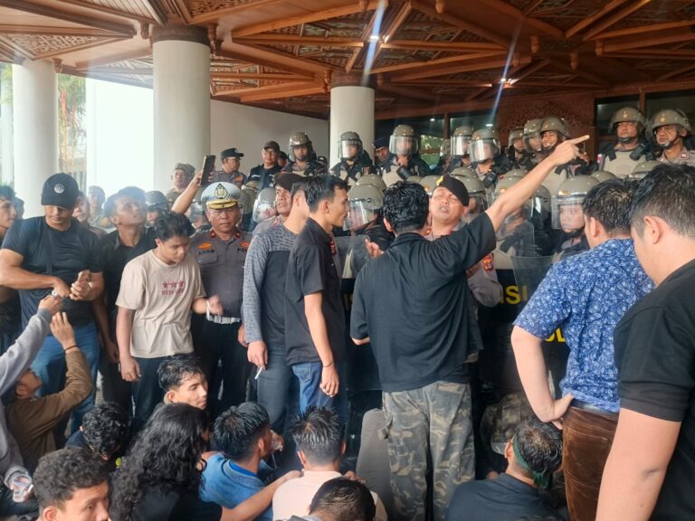 Demo Tolak Pergub JKA Jilid III Memanas, Massa dan Aparat Chaos di Depan Kantor Gubernur