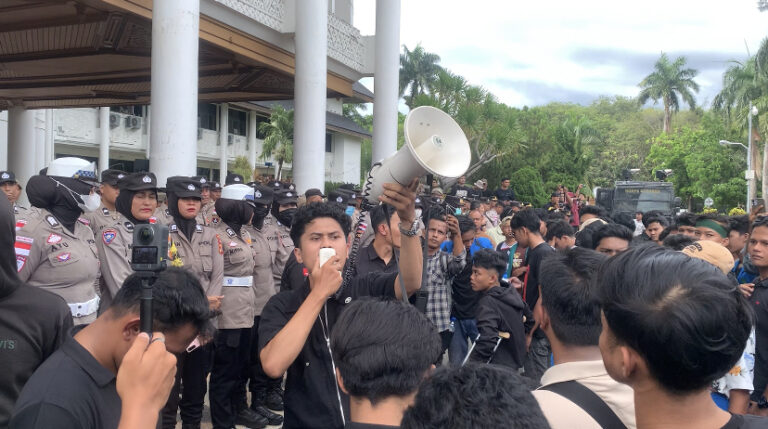 Aksi Jilid II Tolak Pergub Nomor 2 Memanas, Massa Bertahan di Kantor Gubernur Aceh