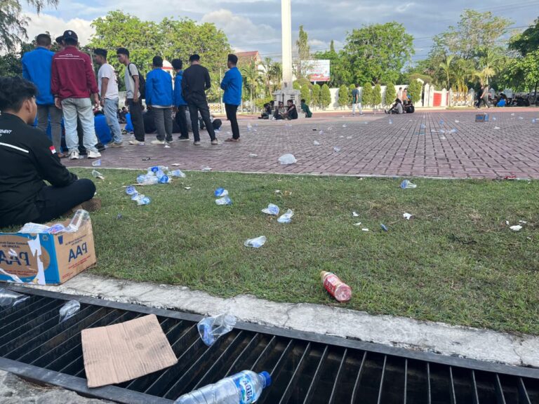 Sampah Berserakan Warnai Aksi Mahasiswa di Kantor Gubernur Aceh