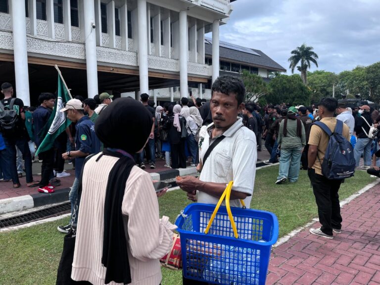 Saat Massa Menuntut Keadilan, Saiful Mencari Rezeki di Tengah Kericuhan