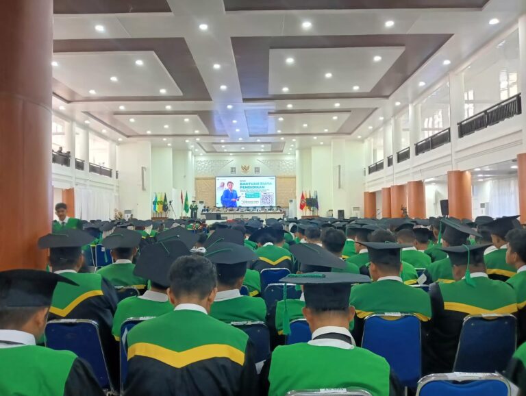 Senyum di Panggung Wisuda, Haru di Hati Orang Tua Melihat Anak Bermahkotakan Toga